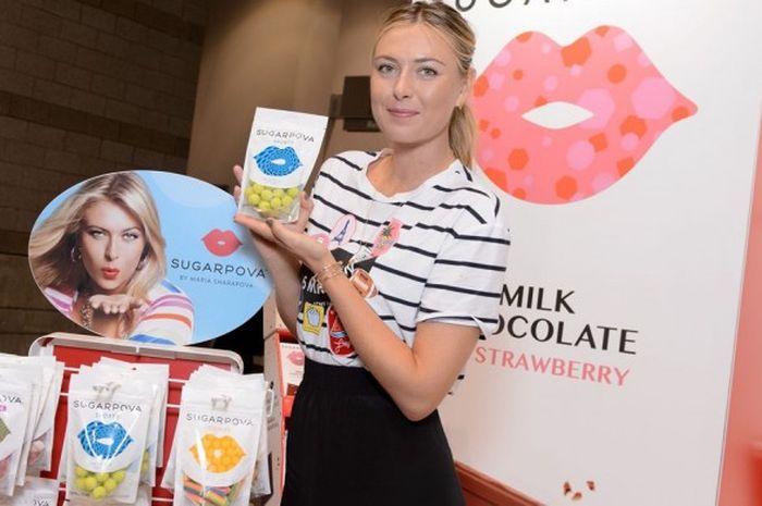 Petenis Rusia, Maria Sharapova, saat menghadiri pembukaan Maria Sharapova Sugarpova Chocolate pada Chicago Sweets & Snacks Expo, di Chicago, Illinois, 24 Mei 2016.