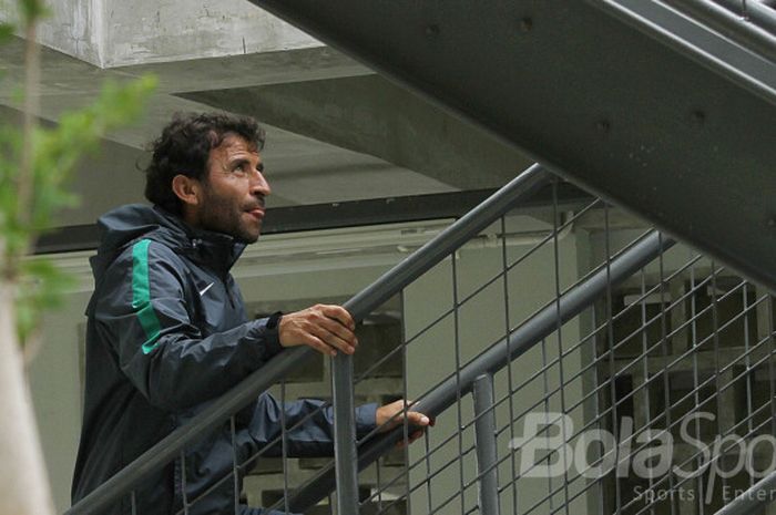  Pelatih timnas U-23 Indonesia, Luis Milla saat menggelar game internal anak asuhnya di Lapangan ABC, Senayan, Jakarta Pusat, Minggu (21/1/2018) . 