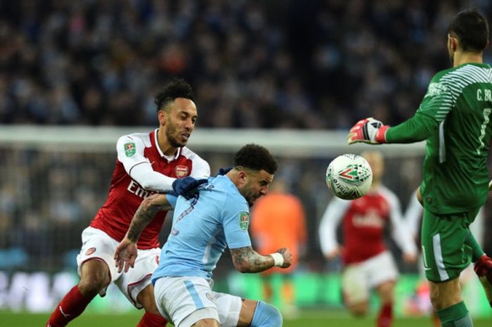 Kiper Manchester City, Claudio Bravo (kanan), keluar dari kotak penalti untuk menghalau bola dalam laga final Piala Liga Inggris kontra Arsenal di Stadion Wembley, London, pada 25 Februari 2018.