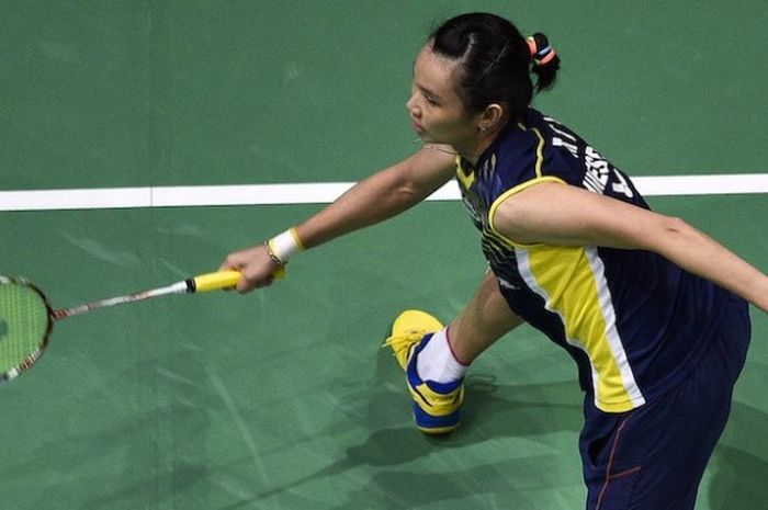 Pebulu tangkis Taiwan, Tai Tzu Ying, mengembalikan kok dari pemain Korea Selatan, Sung Ji-hyun, pada laga final BWF Superseries Finals di Hamdan Sports Complex, Dubai, Minggu (18/12/2016). 