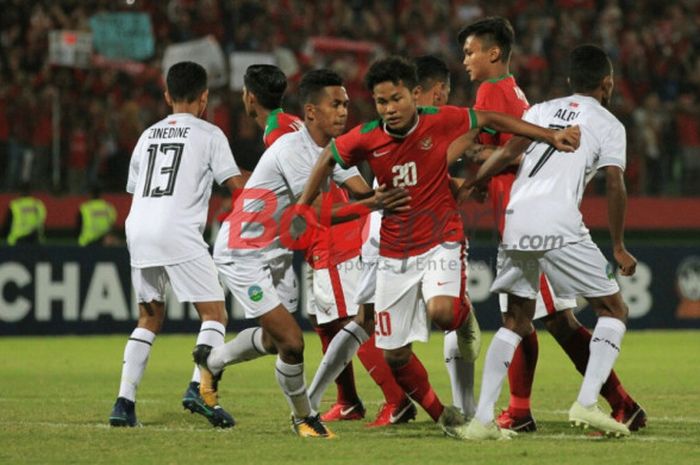  Penyerang Timnas U-16 Indonesia Amirudin Bagus Kahfi coba melepaskan diri dari adangan para pemain Timnas U-16 Timor Leste pada laga keempat Grup A Piala AFF U-16 2018 di Stadion Gelora Delta, Sidoarjo, 4 Agustus 2018.  