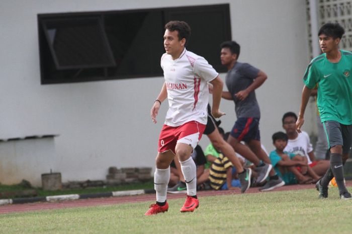 Pemain PPLP Ragunan, Egy Maulana Vikri, saat membela klubnya melawan timnas U-16 Indonesia di Lapangan Atang Soetrisna, Cijantung, Jakarta Timur, Jumat (26/1/2018).