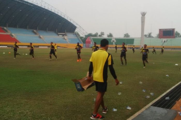 Pemain Sriwijaya FC menggelar latihan di Stadion Gelora Sriwijaya Jakabaring. Stadion ini rencana akan mulai direnovasi pada akhir Maret 2017 untuk persiapan Asian Games 2018 di Palembang.