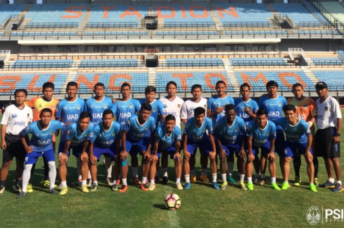 PSIM Yogyakarta menajajal rumput stadion Gelora Bung Tomo sehari sebelum laga Persebaya- PSIM (16/8)