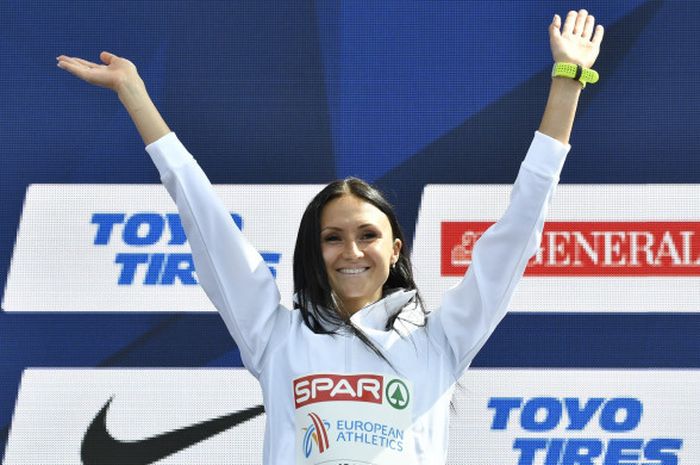 Pelari asal Belarusia, Volha Mazuronak, merayakan kemenangannya di nomor maraton perempuan dalam Kejuaraan Atletik Eropa di Berlin, 12 Agustus 2018.