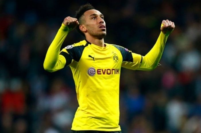 Striker Borussia Dortmund, Pierre-Emerick Aubameyang, merayakan kemenangan timnya di akhir pertandingan Grup F Liga Champions 2016-2017 melawan Real Madrid di Santiago Bernabeu, Madrid, Spanyol pada 7 Desember 2016.