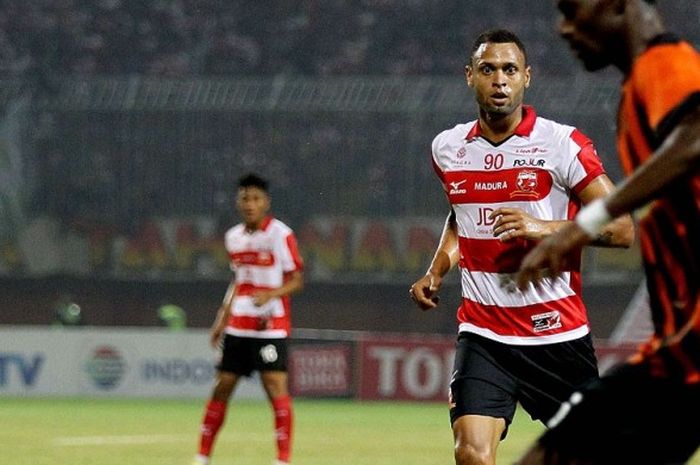 Striker Madura United, Luis Carlos Junior, saat tampil melawan Perseru Serui yang berakhir dengan skor 3-2 dalam laga kedua grup E Piala Presiden 2017 di Stadion Gelora Pamellingan Pamekasan, Jawa Timur (14/02/2017).