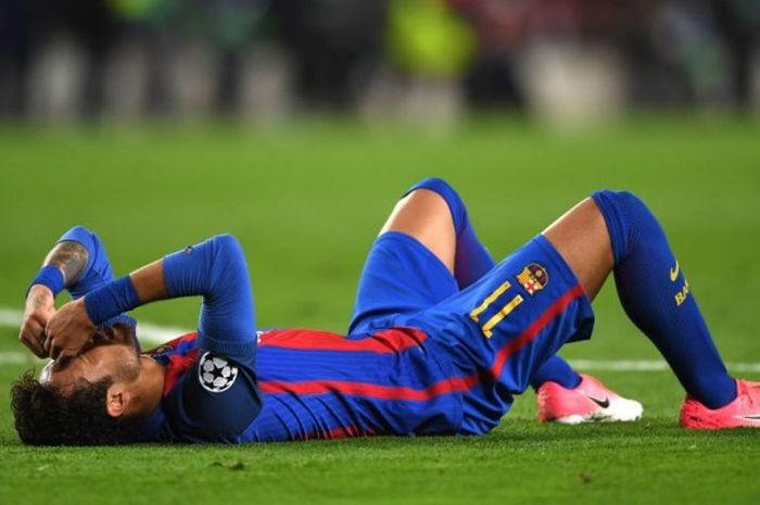 ekspresi kekecewaan striker FC Barcelona, Neymar, setelah ditahan imbang Juventus 0-0 pada leg kedua perempat final Liga Champions, Rabu (19/4/2017)