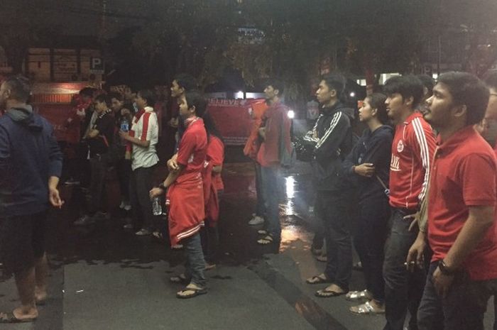Sebagian penonton di acara nobar Arsenal vs Liverpool di Palmerah, Jakarta, Minggu (14/8/2016). 