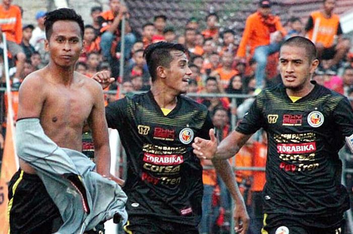 Pemain Semen Padang merayakan gol saat melawan PSIR Rembang dalam laga lanjutan Liga 2 di Stadion Krida Rembang, Rembang, Sabtu (28/4/2018).