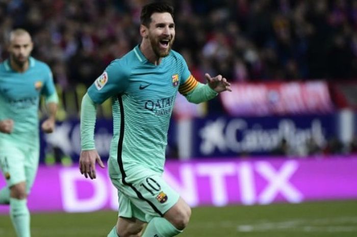 Bintang FC Barcelona, Lionel Messi, merayakan golnya ke gawang Atletico Madrid pada laga leg pertama semifinal Copa del Rey di Stadion Vicente Calderon, Rabu (1/2/2017). 