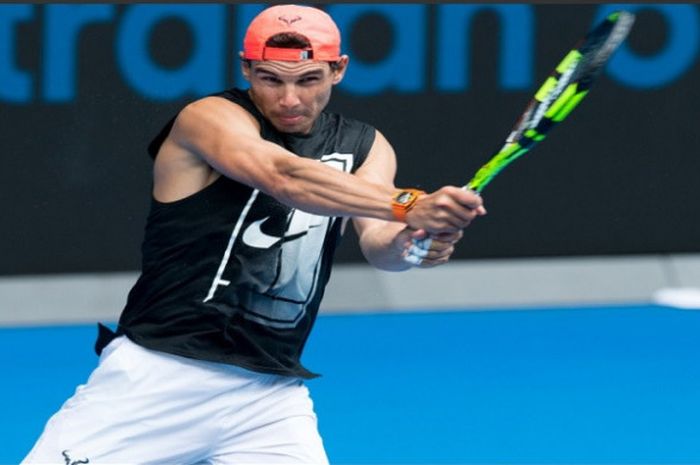 Rafael Nadal saat menjalani sesi latihan di Rod Laver Arena, Australia, Minggu (7/1/2018).