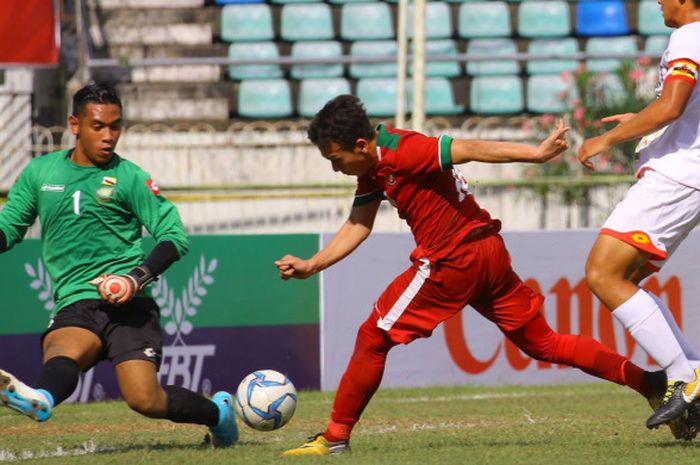 Aksi penyerang timnas U-19 Indonesia, Egy Maulana di antara dua pemain timnas U-19 Brunei, Muhd Amirul Hakim PG Zulkarnain dan kapten Wafi Aminuddin (kanan) pada laga pamungkas Grup B Piala AFF U-18 2017 di Stadion Thuwunna, Yangon, Myanmar, Rabu (13/9/2017).