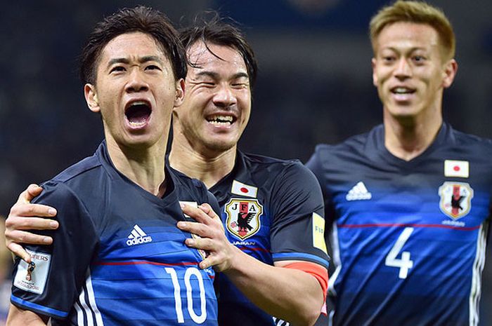 Gelandang timnas Jepang, Shinji Kagawa (kiri), merayakan gol bersama rekan setimnya, Shinji Okazaki (tengah), dan Keisuke Honda (kanan), saat melawan Suriah dalam laga putaran kedua Grup E Kualifikikasi Piala Dunia 2018 Zona Asia di Saitama, Jepang, pada 29 Maret 2016.