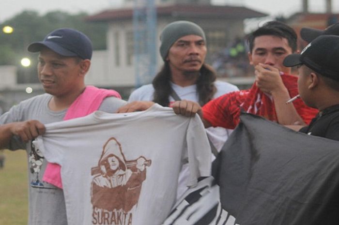 Kapten Persis Solo, M. Wahyu, saat berpisah dengan suporter tim berjulukan Laskar Sambernyawa seusai pertandingan melawan Persita Tangerang di Stadion Wilis, Senin (30/7/2018) sore WIB.