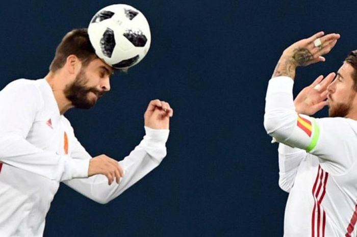 Bek timnas Spanyol Gerard Pique (kiri) dan Sergio Ramos beraksi menghalau bola dalam partai uji coba lawan Rusia di Saint Petersburg Stadium, 14 November 2017.