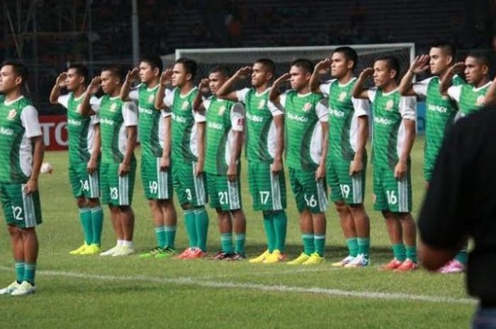 Striker PS TNI, Tambun Naibaho (paling depan) siap memimpin skuat The Army merebut kemenangan pertama saat menjamu Persipura Jayapura di Stadion Pakansari, Cibinong, Minggu (19/6/2016) malam. 