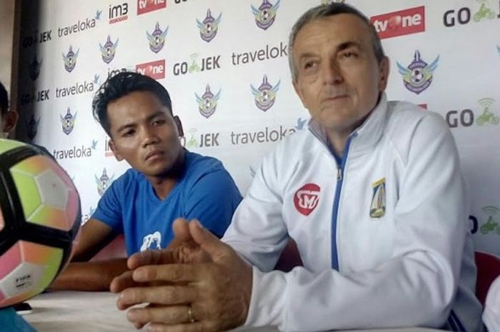 Pelatih Persiba Balikpapan, Milomir Seslijo memberikan keterangan untuk pra-laga timnya kontra tuan rumah Persegres Gresik United pada laga pekan keenam Liga 1 di Gresik, Kamis (11/5/2017). 