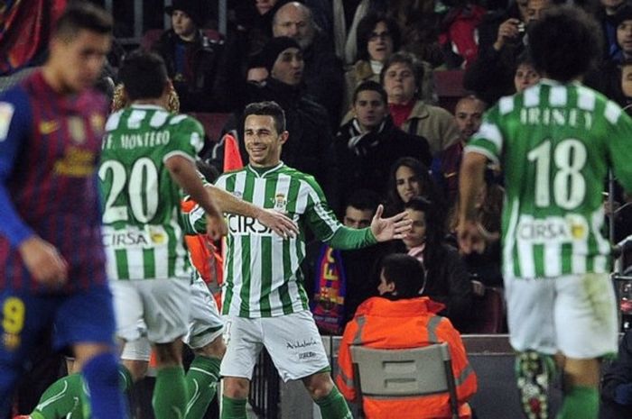 Striker Real Betis, Ruben Castro (kedua dari kanan), merayakan golnya ke gawang Barcelona saat berlaga di Stadion Camp Nou pada 15 Januari 2012.