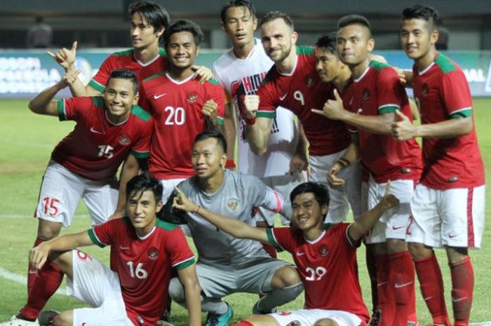 Saddil Ramdani (dua dari kanan) bersama pemain timnas Indonesia seusai mengalahkan timnas Guyana pada uji coba internasional di Stadion Patriot, Kota Bekasi, 25 November 2017.