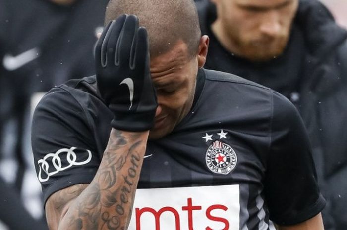 Gelandang FK Partiza, Everton Luiz, menangis seusai mendapat hinaan bernada rasialis dari fans Rad Beograd dalam pertandingan di Stadion Kralj Petar Prvi , Minggu (19/2/2017)