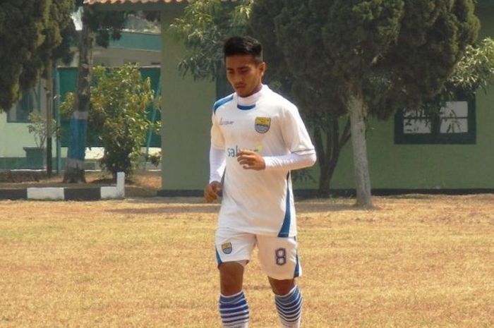 Gelandang Persib, Taufiq, berlari di sesi latihan Persib.