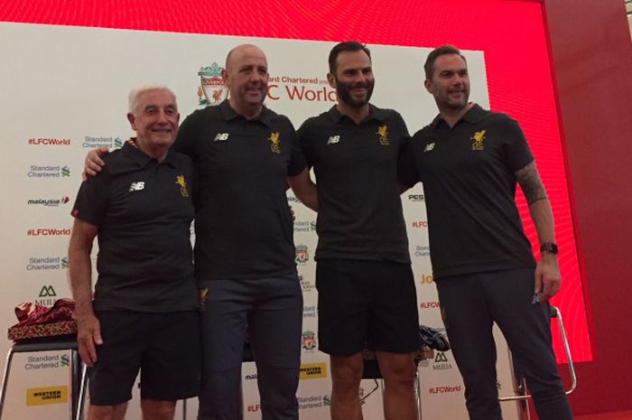 Empat legenda Liverpool (kiri-kanan), Roy Evans, Gary McAllister, Patrik Berger, Jason McAteer, berpose di acara LFC World di Mal Taman Anggrek, Jakarta, Kamis (8/3/2018). 