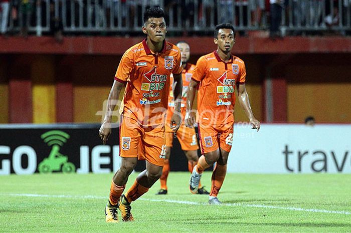 Aksi pemain Pusamania Borneo FC, Lerby Eliandri, saat tampil melawan Madura United dalam laga pekan ke-29 Liga 1 di Stadion Ratu Pamellingan Pamekasan, Jwa Timur, Jumat (13/10/2017) malam.