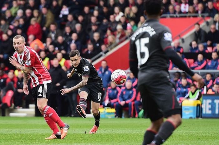 Aksi gelandang Liverpool, Philippe Coutinho, saat melepaskan tembakan yang menjebol gawang Southampton, 20 Maret 2016.
