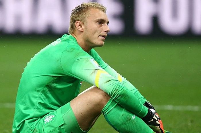 Kiper Belanda, Jasper Cillessen, terduduk lesu setelah timnya kalah adu penalti dari Argentina pada laga semifinal Piala Dunia di Sao Paulo, Brasil, 9 Juli 2014.