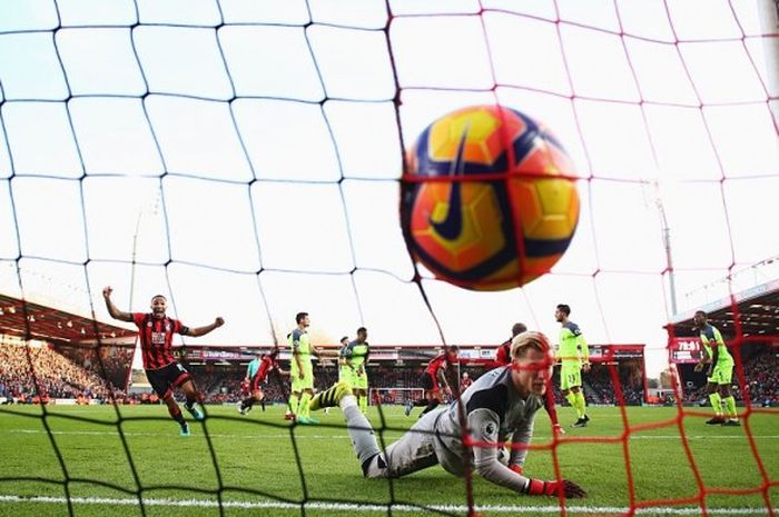 Kiper Liverpool FC, Loris Karius, mengalami kebobolan dalam duel kontra Bournemouth di Vitality Stadium pada ajang Premier League, Minggu (4/12/2016)