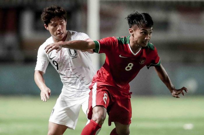 Muhammad Hargianto melewati hadangan pemain lawan dalam laga uji coba kontra Korea Selatan di Stadio