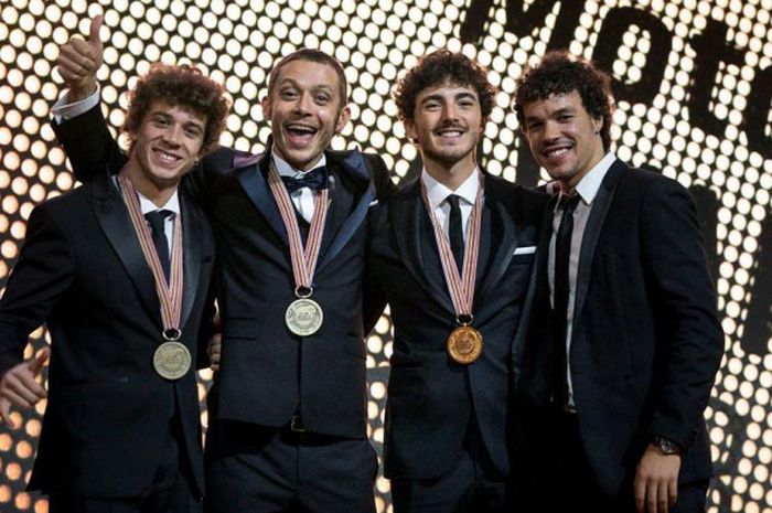 Marco Bezzecchi, Valentino Rossi, Francesco Bagnaia, dan Franco Morbidelli, saat FIM MotoGP Awards.