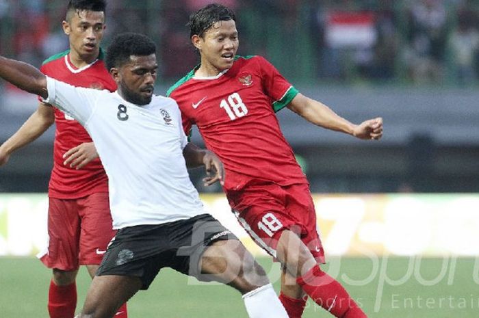 Pemain timnas Indonesia, Adam Alis, beraksi di laga persahabatan internasional kontra Fiji di Stadion Candrabhaga, Bekasi, pada Sabtu (2/9/2017).