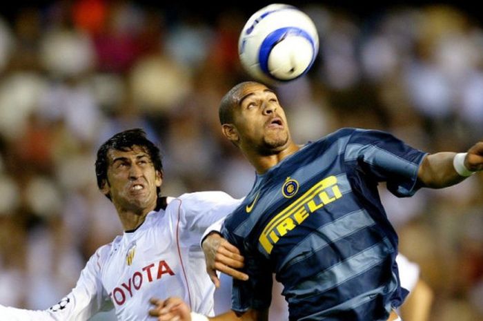 Penyerang Inter Milan, Adriano Leite, beraksi pada laga Liga Champions kontra Valencia di Stadion Mestalla, Valencia, pada 20 Oktober 2004.