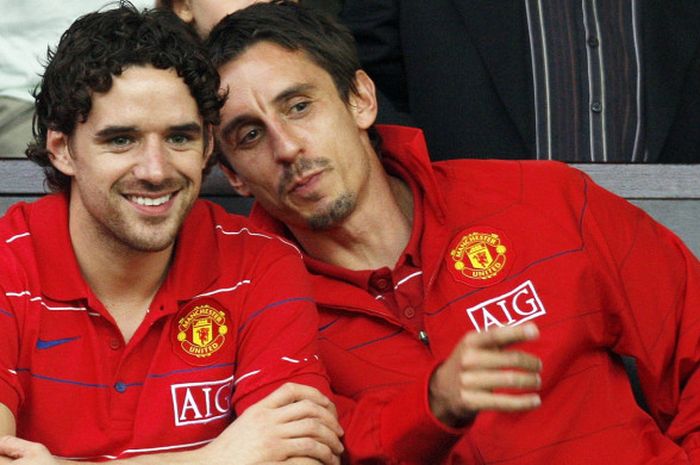 Owen Hargreaves (kiri) dan Gary Neville (kanan) dalam laga pramusim jelang Manchester United kontra Juventus di Stadion Old trafford pada 6 Agustus 2008.