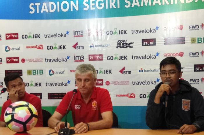 Pelatih PS TNI Ivan Kolev (tengah) menghadiri konferensi pers jelang laga melawan Borneo FC di Stadion Segiri Samarinda, Kalimantan Timur, Sabtu (12/8/2017) .