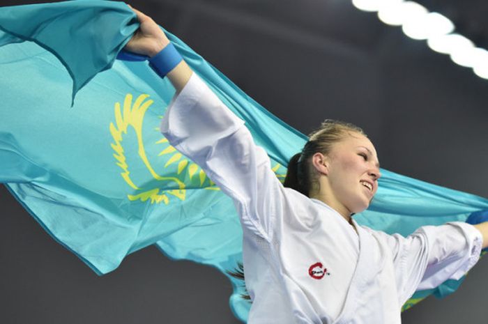 Karateka Guzaliya Gafurova dari Kazakhstan merayakan kemenangan atas karateka Tang Lingling (China) di kelas -68 pada Asian Games 2014 di Gyeyang Gymnasium, Incheon (3/10/2014).