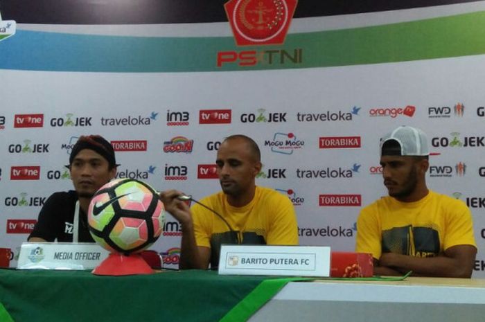 Pelatih dan pemain Barito Putera, Vitor Tinoco dan Willian Lira pada sesi konferensi pers, Selasa (29/8/2017), jelang dijamu PS TNI.