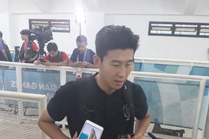  Son Heung-min saat diwawancarai media setelah laga melawan Vietnam di Stadion Pakansari, Cibinong, Rabu (29/8/2018).  