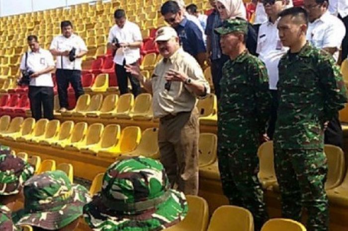 Gubernur Sumsel, H Alex Noerdin, sedang berdiskusi dengan para anggota TNI mengenai perbaikan Stadion Gelora Sriwijaya Jakabaring, Palembang pada Senin (23/7/2018).