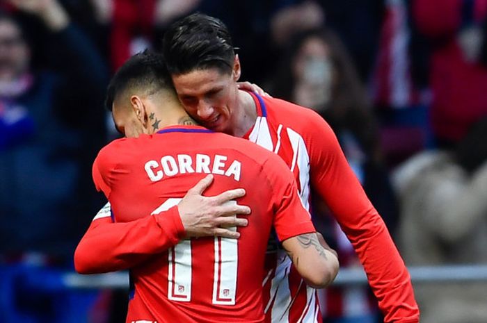 Striker Atletico Madrid, Fernando Torres (kanan), merayakan golnya bersama Angel Correa dalam laga Liga Spanyol kontra Las Palmas di Stadion Wanda Metropolitano, Madrid, pada 28 Januari 2018. 