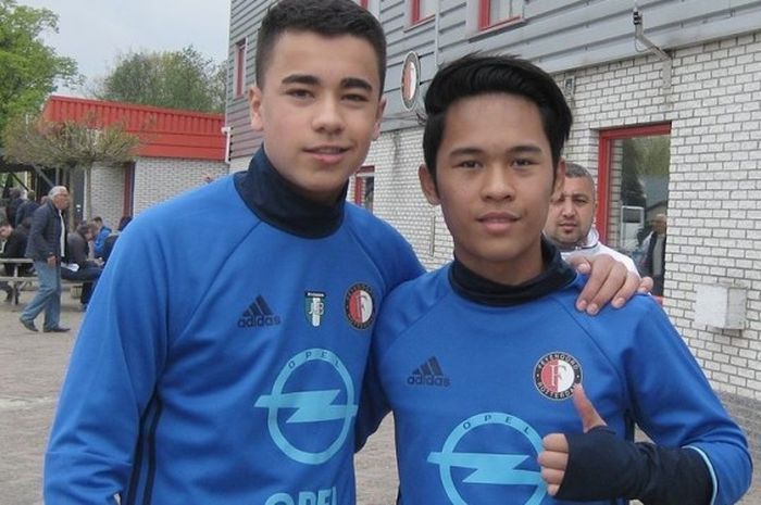 Remaja asal Indonesia, Yussa Nugraha (kanan), berfoto dengan anak dari Giovanni van Bronckhorst, Jake van Bronckhorst, pada seleksi tim U-17 SC Feyenoord.