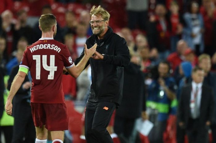  Manajer Liverpool FC, Juergen Klopp, merayakan kemenangan timnya bersama kapten Jordan Henderson seusai laga leg kedua play-off Liga Champions kontra Hoffenheim di Stadion Anfield, Liverpool, Inggris, pada 23 Agustus 2017. 