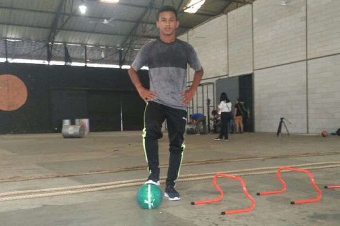 Penyerang timnas U-23, Osvaldo Ardiles Haay berpose saat menjalani syuting bersama Puma, BOLA, dan BolaSport.com di Gudang Sarinah Ekosistem, Jakarta Selatan, Sabtu (24/2/2018) siang WIB.