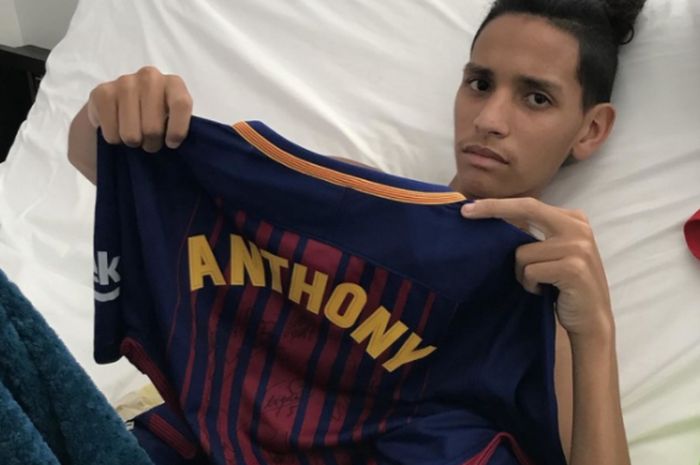 Anthony Borges memamerkan jersey Barcelona yang sudah ditantatangani pemain Barcelona.