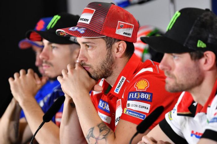  Maverick Vinales, Andrea Dovizioso, dan Cal Crutchlow saat sesi jumpa pers jelang MotoGP Americas, Jumat (20/4/2018). 