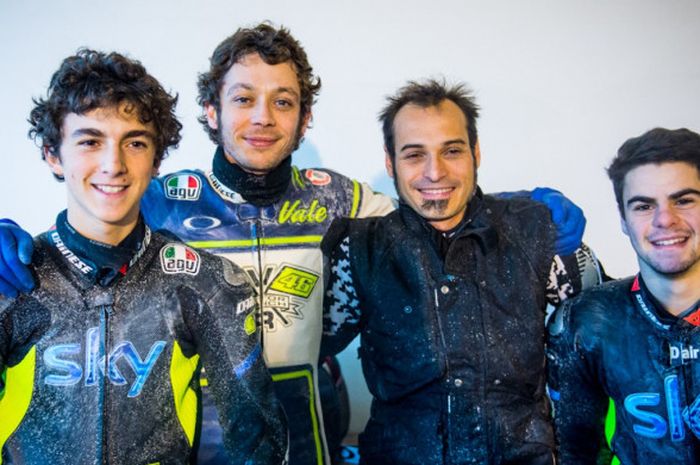 Valentino Rossi berpose bersama dua pebalap akademi VR46, Francesco Bagnaia (kiri) dan Romano Fenati (kanan).