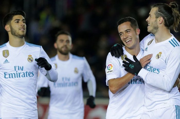 Selebrasi penyerang Real Madrid, Gareth Bale (kanan), setelah berhasil mencetak gol ke gawang Numancia melalui eksekusi penalti dalam laga leg 1 babak 16 besar Copa del Rey di Stadion Nuevo Estadio Los Pajaritos, Soria, Spanyol, pada Kamis (4/1/2018).