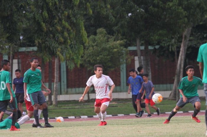 Pemain PPLP Ragunan, Egy Maulana Vikri, saat membela klubnya melawan timnas U-16 Indonesia di Lapangan Atang Soetrisna, Cijantung, Jakarta Timur, Jumat (26/1/2018).